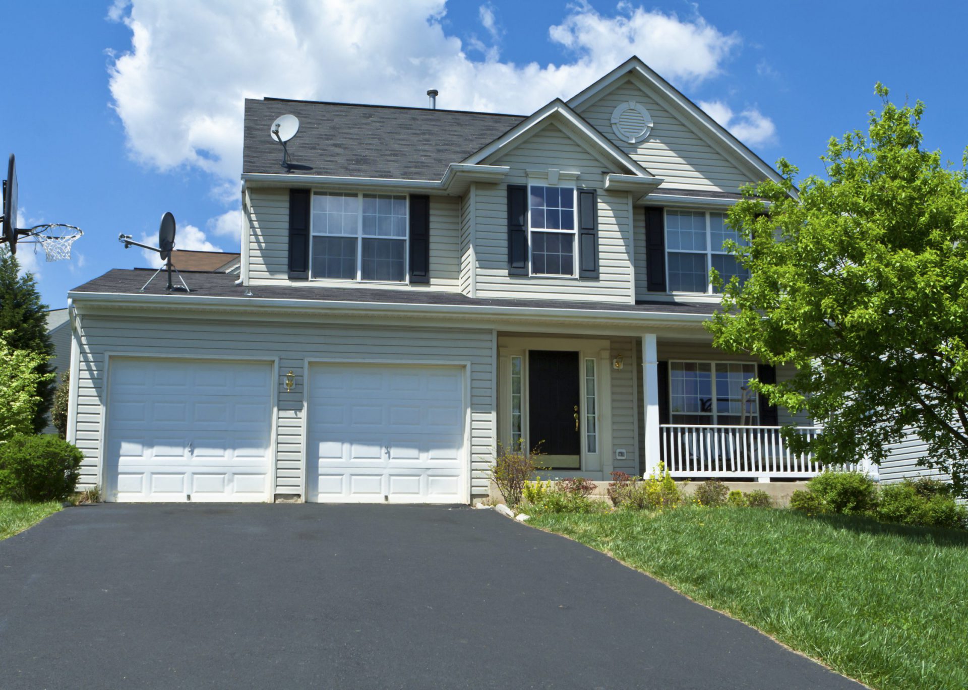 Single family house in suburban Maryland, United States. Two car garage, driveway and basketball hoop.